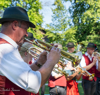 fileadmin/roha/images_galerie/musik/Blasmusik/Teisendorf-Neukirchen-Weildorf/BR-GAUFEST-TEIS-2023-2-1703-1-D-roha-Tracht-Gaufest-Teisendorf-Standkonzert-Musikkapelle.png