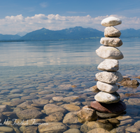 fileadmin/roha/Interessantes-in-Kurzform/CHIE-STEIN-0003-D-roha-Chiemsee-Strand-Seebruck-Steinmandl.png