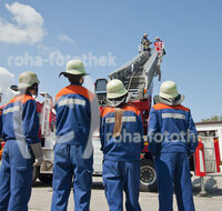 fileadmin/roha/images_galerie/Feuerwehr-Florianijuenger/FFW-TEI-DREHL-003__-D-roha-Feuerwehr-Teisendorf-Freilassing-Drehleiter-blauer-Himmel_Kopie.jpg