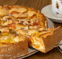 fileadmin/roha/images_galerie/kulinarisch/GAS-KUCH-APR-0001-D-roha-Obst-Kuchen-Aprikosen-Kaffee-Tassee.png