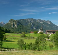 fileadmin/roha/images_galerie/orte_landschaft/Inzell/INZ-EINS-0015-D-roha-Inzell-Einsiedl-Weiher-Kirche-Rauschberg.png