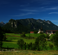 fileadmin/roha/images_galerie/orte_landschaft/Inzell/INZ-EINS-0015-D-roha-Inzell-Einsiedl-Weiher-Kirche-Rauschberg.png