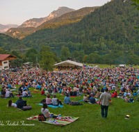 fileadmin/roha/images_galerie/musik/klassisch/MU-KL-PHIL-THUMS-0150-D-roha-Musik-klassisch-Philharmonie-Bad-Reichenhall-Thumsee-brennt-Zuschauer.png