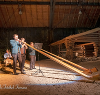 fileadmin/roha/images_galerie/orte_landschaft/Bad_Reichenhall_-_Stallweihnacht/BR-WEIH-STALL-2019-1947-D-roha-Brauchtum-Weihnachten-Krippe-Stall-Weihnacht-Bad-Reichenhall-Alphorn.png