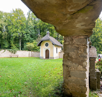 fileadmin/roha/images_galerie/kirche_religion/Anger/KKKM-ANG-FRIED-KAP-0030-D-roha-Pest-Kapelle-Anger-Wald-Friedhof.png