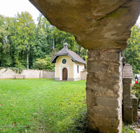 fileadmin/roha/images_galerie/kirche_religion/Anger/KKKM-ANG-FRIED-KAP-0030-D-roha-Pest-Kapelle-Anger-Wald-Friedhof.png