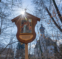 fileadmin/roha/images_galerie/kirche_religion/Anger/Hoeglwoerth-Kreuzweg/KKKM-ANG-HOEGLW-KR-2-0003-D-roha-Kreuzweg-Station-Anger-Hoeglwoerth-Kloster.png