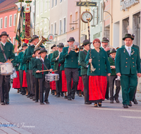 fileadmin/roha/images_galerie/musik/Blasmusik/Teisendorf-Neukirchen-Weildorf/MU-BLA-TEI-MA-0003-D-roha-Musik-Blasmusik-Teisendorf-Festzug-Marktstrasse-Musikkapelle.png