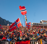 fileadmin/roha/images_galerie/Menschen/SPO-BIATH-0551-1639-D-roha-Sport-Biathlon-Ruhpolding-2012-Stadion-Weltmeisterschaft-Chiemgau-Arena-Fan-Zuschauer-schwarz-rot-gold.png