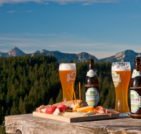 fileadmin/roha/images_galerie/kulinarisch/TEI-STO-GAS-0010-D-roha-Teisendorf-Stoisseralm-Brotzeit-Weissbier-Berge.png