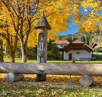 fileadmin/roha/images_galerie/orte_landschaft/Anger/Aufham/AUF-0005-0-02-D-roha-Aufham-Anger-Dorfplatz-Brunnen.png