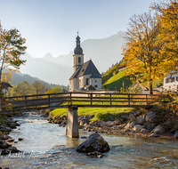 fileadmin/roha/images_galerie/orte_landschaft/Berchtesgaden/Ramsau/BGD-RA-0018-D-roha-Berchtesgaden-Ramsau-Kirche-Zwiebel-Turm-Reiter-Alpe-Ramsauer-Ache-Wasser.png