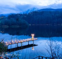 fileadmin/roha/images_galerie/brauchtum/Weihnachten-Laternenzauber-Anger/BR-WEIH-HOE-LA-2018-12-21-1656-D-roha-Brauchtum-Weihnachten-Hoeglwoerth-Anger-Laternenzauber-Steg.png