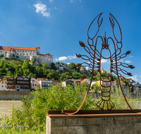 fileadmin/roha/images_galerie/orte_landschaft/Burghausen/BURGH-STADT-KU-0010-D-roha-Burghausen-Brunnen-Kunst-Sternzeichen-Krebs.png