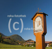 fileadmin/roha/images_galerie/orte_landschaft/Grassau/GRAS-ROTT-0015-D-roha-Grassau-Rottau-Landwirtschaft-Bauernhof-Herbst-Bildstock-Religion.jpg