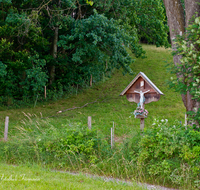 fileadmin/roha/images_galerie/kirche_religion/Neukirchen/KKKM-NEUK-GABI-0004-D-roha-Wegkreuz-Neukirchen-Bach-Gabisch.png