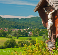 fileadmin/roha/images_galerie/kirche_religion/Teisendorf/KKKM-TEIS-SCHOED-0001-4-D-roha-Wegkreuz-Teisendorf-Schoedling-Himmel-Wolken-Oberteisendorf.png