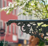 fileadmin/roha/images_galerie/orte_landschaft/Teisendorf/Teisendorf-Markt/TEI-MA-BRUN-DET-0002-D-roha-Teisendorf-Marktstrasse-Brunnen-Wasser-Auslauf.png