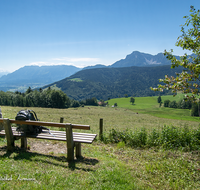 fileadmin/roha/images_galerie/Freizeit-Sport/Wandern/WAN-ANG-NEUH-0001-D-roha-Wandern-Anger-Neuhaus-Bank-Hochstaufen-Untersberg-Rucksack.png