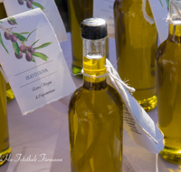 fileadmin/roha/images_galerie/Baum-natur-garten/Gemuese-Garten-Kraeuter-neu/AN-MARKT-OEL-0002-D-roha-Anger-Markt-Oliven-Oel-Flasche.png