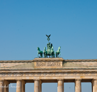 fileadmin/roha/images_galerie/orte_landschaft/Berlin/BERL-BRAND-TOR-0001-D-roha-Berlin-Brandenburger-Tor-Quadriga-Bronzefigur-Skulptur.png