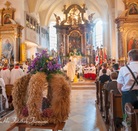 fileadmin/roha/images_galerie/brauchtum/Erntedank-Drischleg/BR-ERNTED-0004-D-roha-Brauchtum-Erntedank-Teisendorf-Erntekrone-Kirche.png