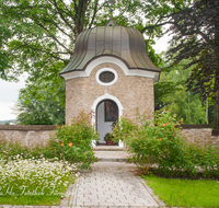 fileadmin/roha/images_galerie/kirche_religion/Teisendorf/KKKM-TEIS-FRIEDH-KR-0005-D-roha-Kirche-Friedhof-Teisendorf-Krieger-Denkmal.png