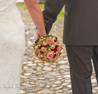 fileadmin/roha/images_galerie/dies_das/LANDA-BRAUT-STR-0014-D-roha-Landart-Braut-Strauss-Hochzeit-Rosen-Hand.png