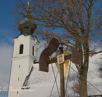 fileadmin/roha/images_galerie/orte_landschaft/Piding/PID-JOHAN-WI-0005-D-roha-Piding-St-Johannes-Johannishoegl-Kirche-Kreuz-Winter-Schnee.png