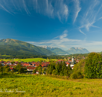 fileadmin/roha/images_galerie/orte_landschaft/Reit_im_Winkl/REIT-IM-WI-0007-D-roha-Reit-im-Winkl-Kirche-Chiemgau.png