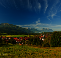 fileadmin/roha/images_galerie/orte_landschaft/Reit_im_Winkl/REIT-IM-WI-0007-D-roha-Reit-im-Winkl-Kirche-Chiemgau.png