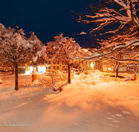 fileadmin/roha/images_galerie/orte_landschaft/Teisendorf/Teisendorf-Markt/TEI-MA-PLA-0001-9-D-roha-Teisendorf-Marktplatz-Weihnachten-Nacht-Schnee.png