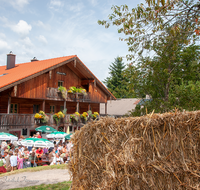 fileadmin/roha/images_galerie/orte_landschaft/Anger/Anger/AN-FUER-ALM-0003-02-D-roha-Anger-Fuermann-Alm-Fest.png