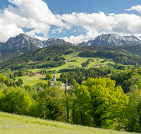 fileadmin/roha/images_galerie/orte_landschaft/Anger/Hoeglwoerth/AN-HOE-PAN-0147-03-D-roha-Anger-Hoelgwoerth-Hochstaufen-Zwiesel.png