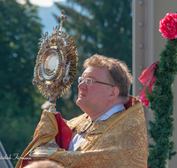 fileadmin/roha/images_galerie/brauchtum/Fronleichnam/Oberndorf-Himmelbrotschutzen/BR-FRON-OBERND-0007-01-06-D-roha-Brauchtum-Fronleichnam-Oberndorf-Salzach-Schiffer-Garde-Monstranz-Himmelbrotschutzen.png