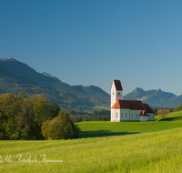 fileadmin/roha/images_galerie/orte_landschaft/Frasdorf/FRAS-GREIM-0008-D-roha-Frasdorf-Greimelberg-Kirche-St-Florian-Chiemgau-Berge.png