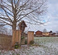 fileadmin/roha/images_galerie/kirche_religion/Teisendorf/KKKM-TEIS-HOLZ-BREIT-0001-D-roha-Wegkreuz-totenbretter-Teisendorf-Breitenloh-Winter-Schnee.png