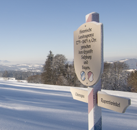 fileadmin/roha/images_galerie/Hintergrund-Download/1920x1080_-_Handy/LANDA-GRENZE-WI-0011-D-roha-Landart-Grenze-Winter-Bayern-Chiemgau-Salzburg-Rupertiwinkel-historisch-Teisendorf-Siegsdorf.png