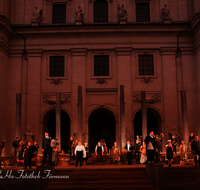 fileadmin/roha/images_galerie/orte_landschaft/Salzburg/Jedermann/2015/SA-KU-JEDERM-2015-2105-01-D-roha-Salzburg-Festspiele-Jedermann-Theater-Dom.png