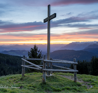 fileadmin/roha/images_galerie/kirche_religion/Teisendorf/Freidling-Berg-Stoisseralm/SON-AU-STOISS-A-0002-0718-D-roha-Sonnenaufgang-Stoisser-Alm-Teisenberg-Kreuz.png