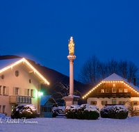 fileadmin/roha/images_galerie/brauchtum/Weihnachten/Christkindlmarkt-Anger/AN-WEI-0014-D-roha-Anger-Dorfplatz-Weihnachten-Mariensauele-Winter-Schnee.png