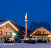 fileadmin/roha/images_galerie/brauchtum/Weihnachten/Christkindlmarkt-Anger/AN-WEI-0014-D-roha-Anger-Dorfplatz-Weihnachten-Mariensauele-Winter-Schnee.png