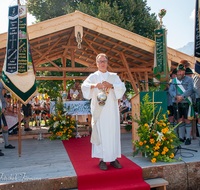 fileadmin/roha/images_galerie/orte_landschaft/Anger/Anger-Trachten-Musik-Fest/BR-FEST-ANG-MUS-TRACH-2018-08-19-1051-02-D-roha-Brauchtum-Fest-Anger-Trachtenverein-Musikkapelle-Festaltar.png