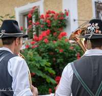 fileadmin/roha/images_galerie/musik/Blasmusik/Anger_-_Aufham/MU-BLA-ANG-BERG-STA-2018-1943-0-01-D-roha-Musik-Blasmusik-Musikkapelle-Anger-Bergschuetzen-Dorfplatz-Standkonzert.png