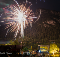 fileadmin/roha/images_galerie/brauchtum/Feuerwerk/MU-KL-PHIL-THUMS-2019-2209-04-D-roha-Musik-klassisch-Philharmonie-Bad-Reichenhall-Thumsee-brennt-Feuerwerk.png