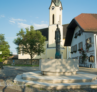 fileadmin/roha/images_galerie/orte_landschaft/Piding/PID-RUP-BR-0002-D-roha-Piding-Petersplatz-Rupertusbrunnen-Kirche.png