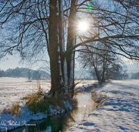 fileadmin/roha/images_galerie/orte_landschaft/Teisendorf/STIM-TEI-KARL-WI-0005-D-roha-Stimmung-Winter-Sonne-Teisendorf-Karlsbach-Schnee-Bach.png