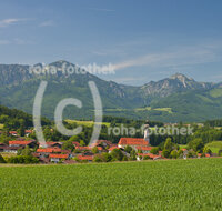 fileadmin/roha/images_galerie/orte_landschaft/Vachendorf/VACH-0004-D-roha-Vachendorf-Chiemgauer-Berge-Hochfelln-Hochgern.jpg