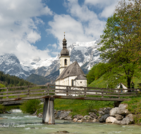 fileadmin/roha/images_galerie/orte_landschaft/Berchtesgaden/Ramsau/BGD-RA-0028-01-D-roha-Berchtesgaden-Ramsau-Kirche-Zwiebelturm-Reiter-Alpe-Ramsauer-Ache-Wasser-Steg.png