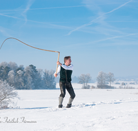 fileadmin/roha/reportagen/Aperschnalzen/BR-SCHNA-HAARM-EICH-1135-07-D-roha-Brauchtum-Aper-Schnalzen-Haarmoos-Eichet-Schnee-Winter-Pass.png